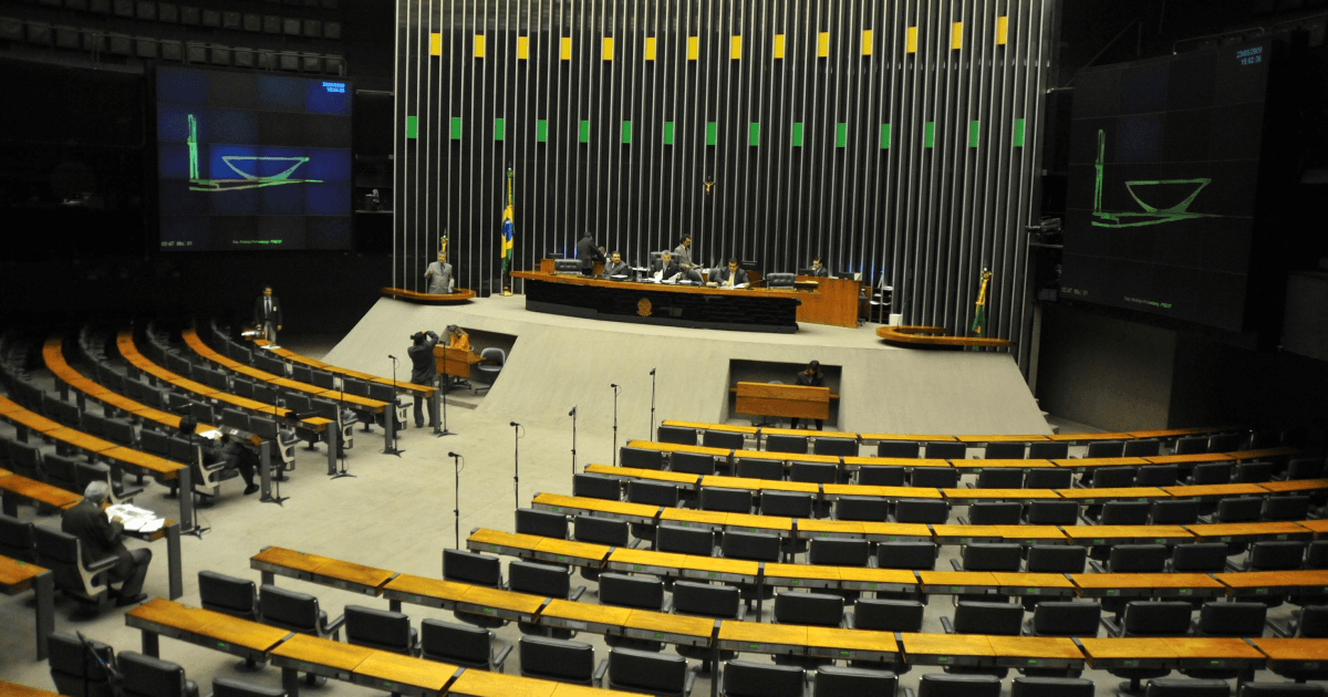 Plenário vazio da Câmara dos Deputados visto das galerias.