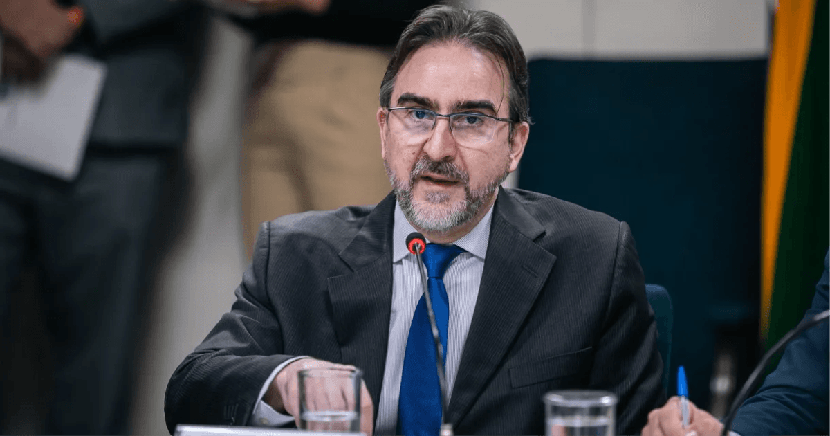 Bernard Appy fala ao microfone durante reunião oficial.
