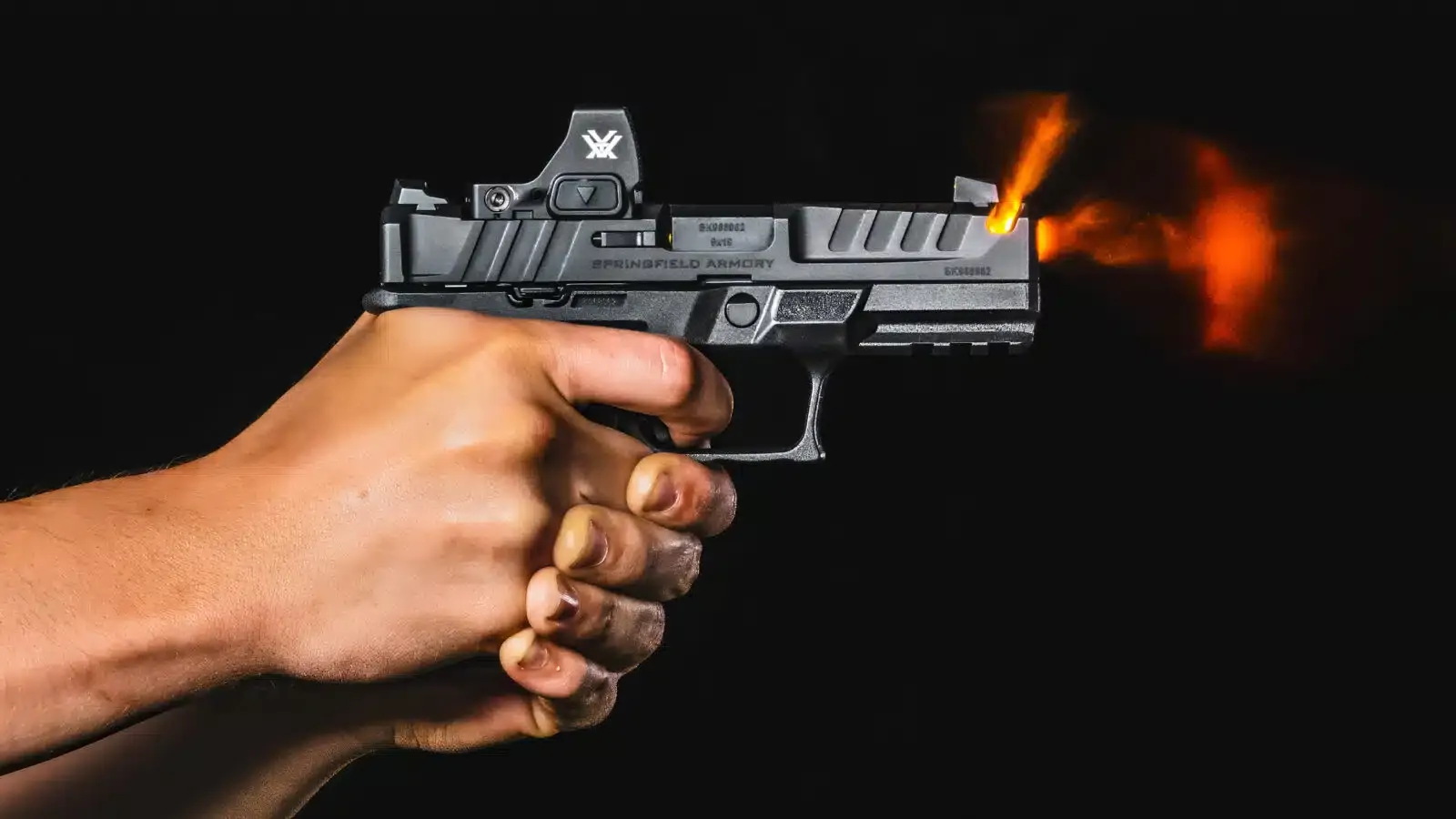 Pistola Springfield Armory Echelon dispara contra fundo preto.