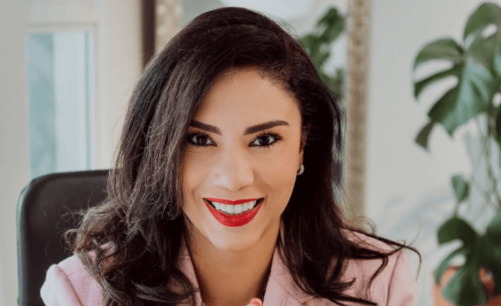 Retrato de mulher sorridente em um escritório.