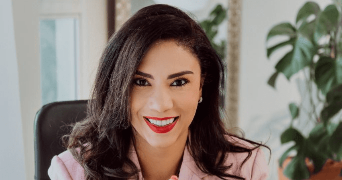 Retrato de mulher sorridente em um escritório.