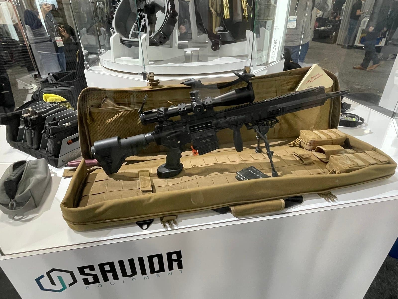 Fuzil exposto em estojo no estande da fabricante Saviour.