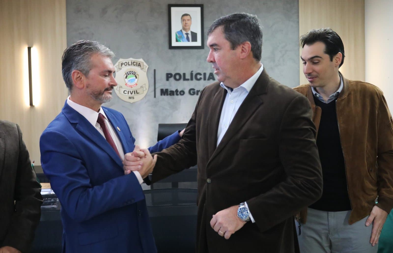 Autoridades conversam em sede da Polícia Civil de Mato Grosso do Sul.