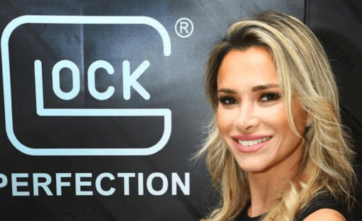Fabiana Trentin posa diante do logotipo da Glock.