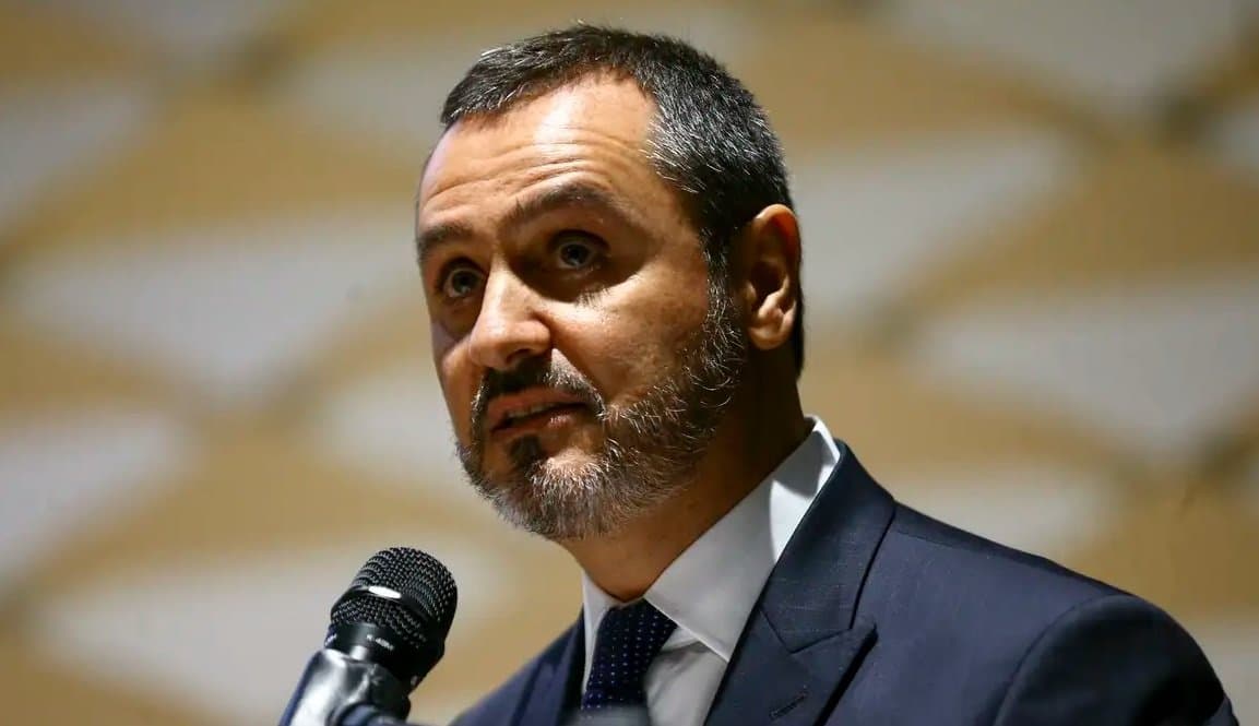 Diretor da Polícia Federal fala ao microfone em evento.
