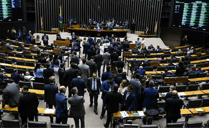 Sessão movimentada no plenário da Câmara dos Deputados.
