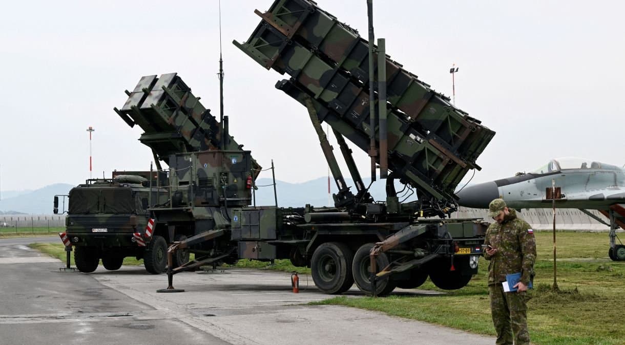 Sistemas de defesa antiaérea Patriot montados em veículos militares.