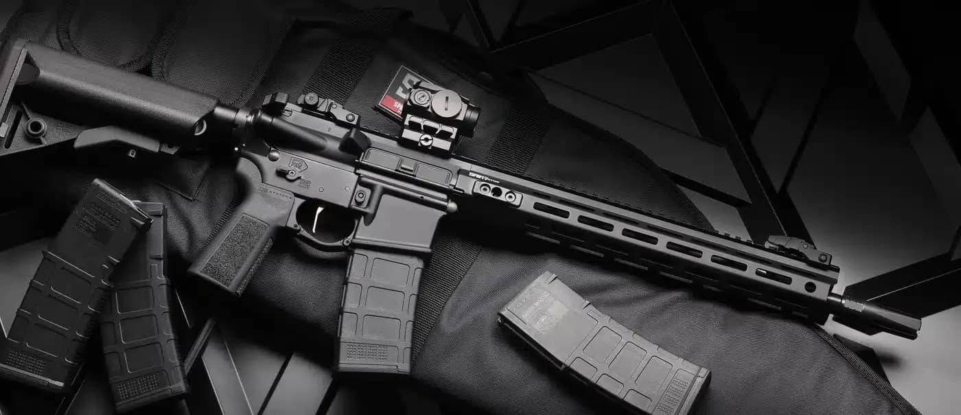 O kit SAINT Gear Pac inclui uma mira holográfica Viridian Venta com ponto verde e um elevador, além de quatro carregadores Magpul PMAG Gen M3 de 30 tiros — tudo isso em um estojo de alta qualidade para levar tudo ao estande de tiro.