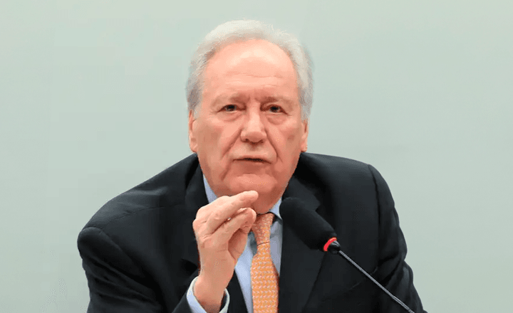 Ministro Ricardo Lewandowski fala ao microfone durante audiência.