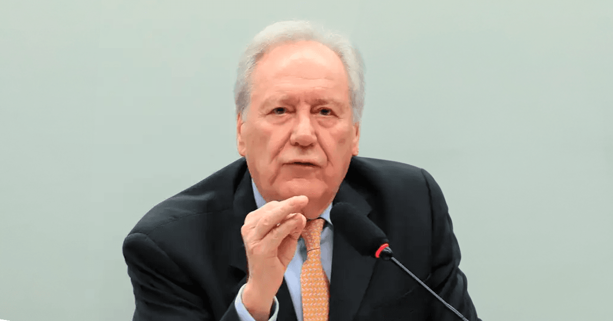 Ministro Ricardo Lewandowski fala ao microfone durante audiência.