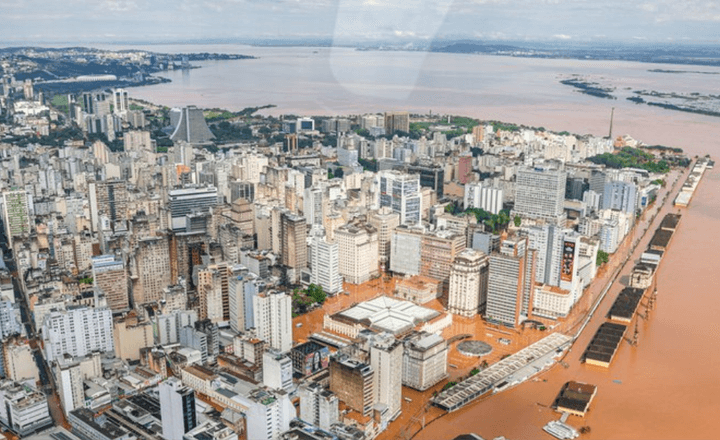 Vista aérea de Porto Alegre e do rio durante uma enchente.