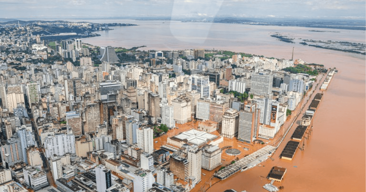 Vista aérea de Porto Alegre e do rio durante uma enchente.