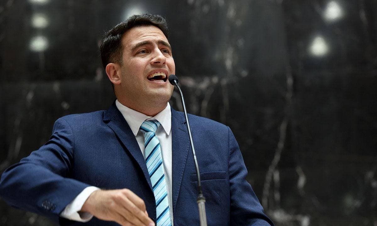 Deputado discursa no plenário durante sessão legislativa.