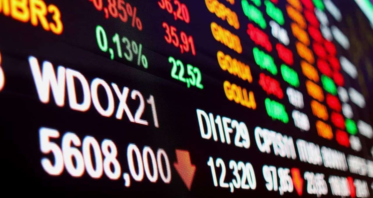 Painel eletrônico mostra cotações e índices do mercado financeiro.