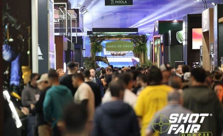 Público circula pelos corredores da Shot Fair Brasil em pavilhão de eventos.