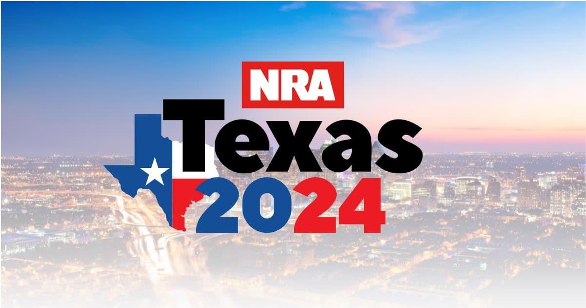 Logotipo do encontro anual da NRA no Texas em 2024 sobre vista de uma cidade.