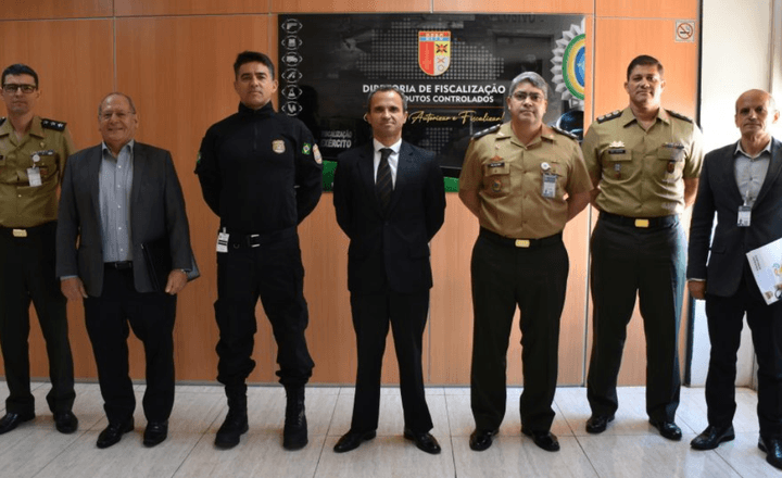 Representantes do Exército, da Polícia Federal e civis posam após reunião de fiscalização.