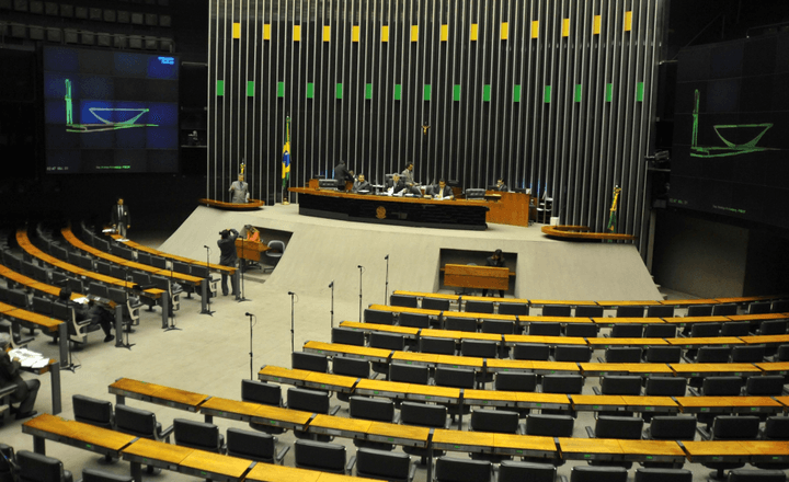 Plenário vazio da Câmara dos Deputados visto das galerias.