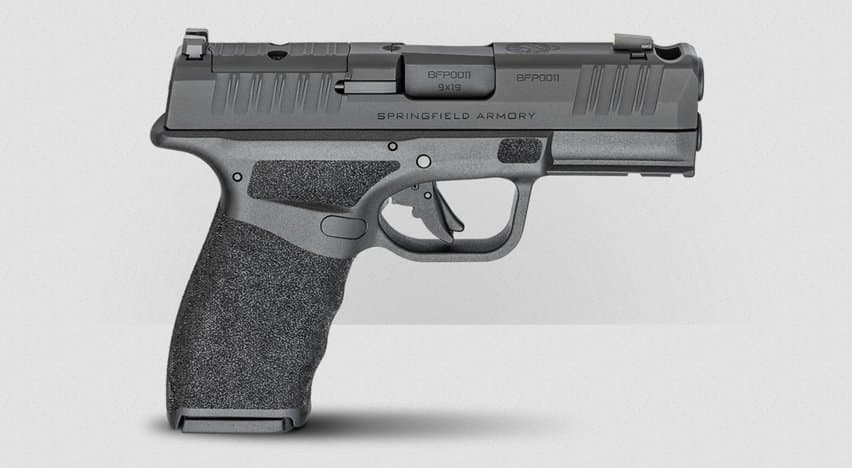 Pistola Springfield Armory Hellcat Pro Comp vista de perfil sobre fundo branco.