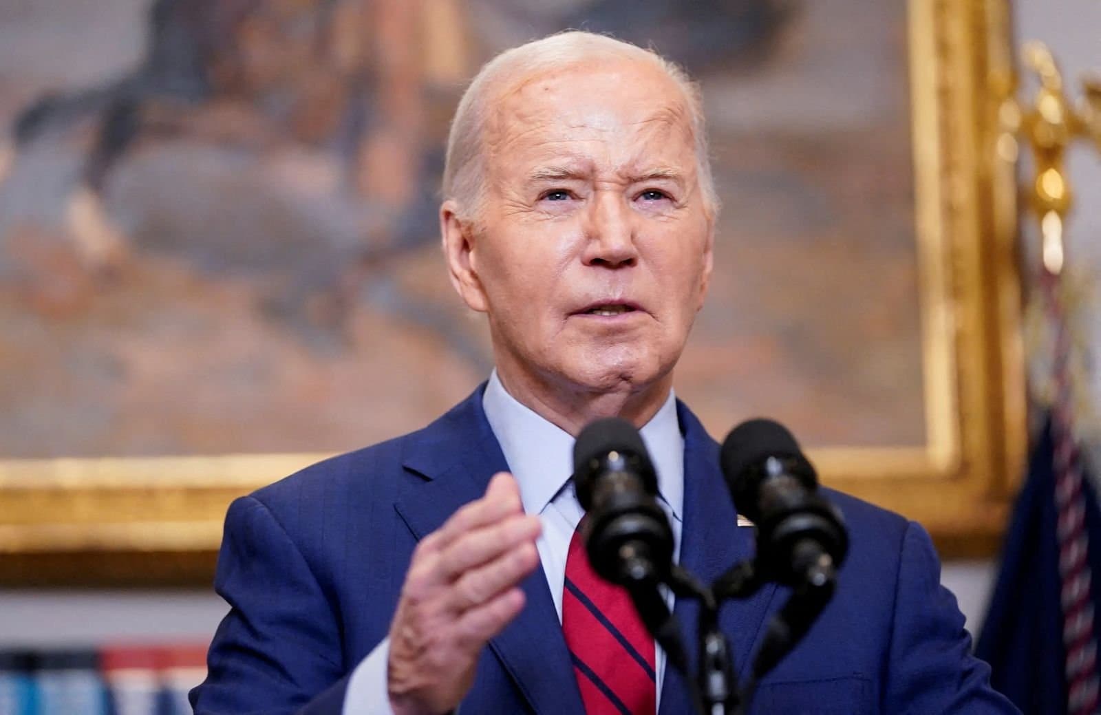 Joe Biden discursa diante de dois microfones na Casa Branca.