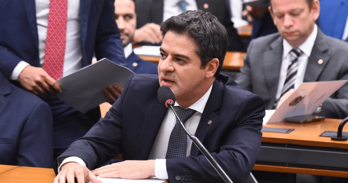 Ismael Alexandrino fala ao microfone durante uma audiência parlamentar.