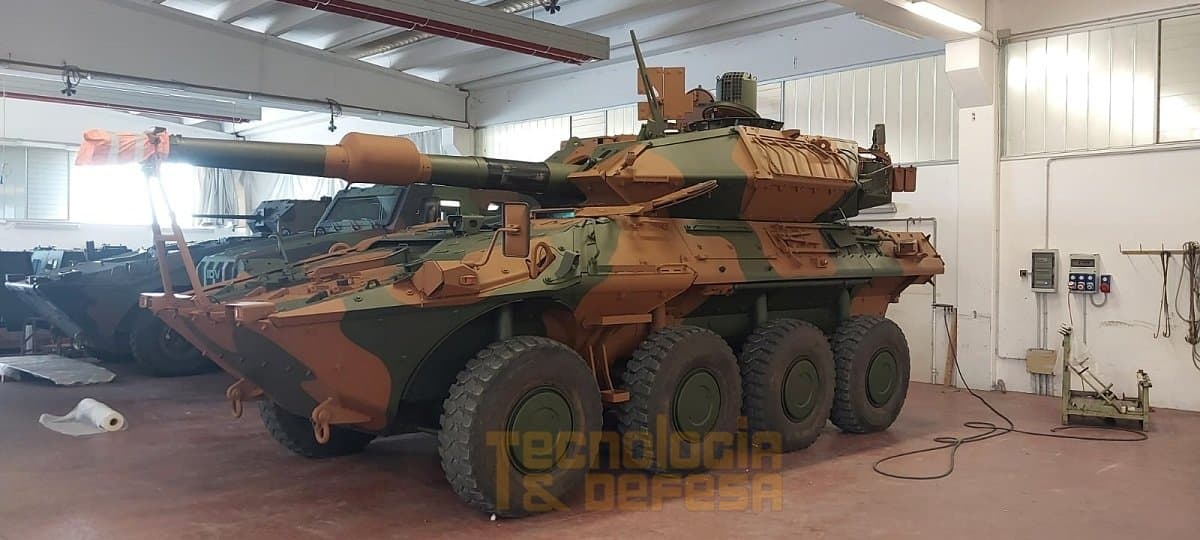 Veículo blindado Centauro II BR dentro de instalação de manutenção.
