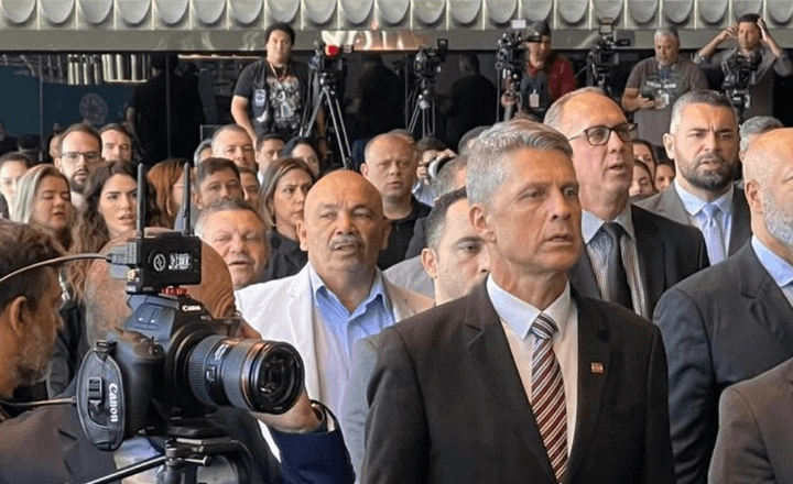 Autoridades e profissionais da segurança participam de lançamento em Brasília.