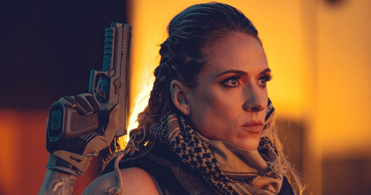 Ilustração de mulher segurando uma pistola em ambiente iluminado em tons alaranjados.