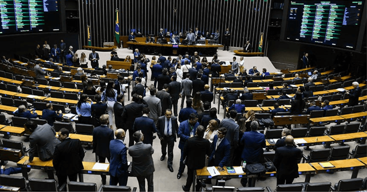 Sessão movimentada no plenário da Câmara dos Deputados.