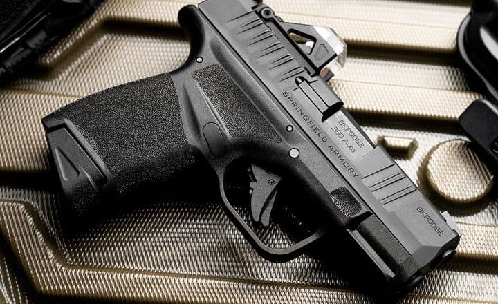 Pistola Springfield Armory Hellcat sobre estojo de transporte.