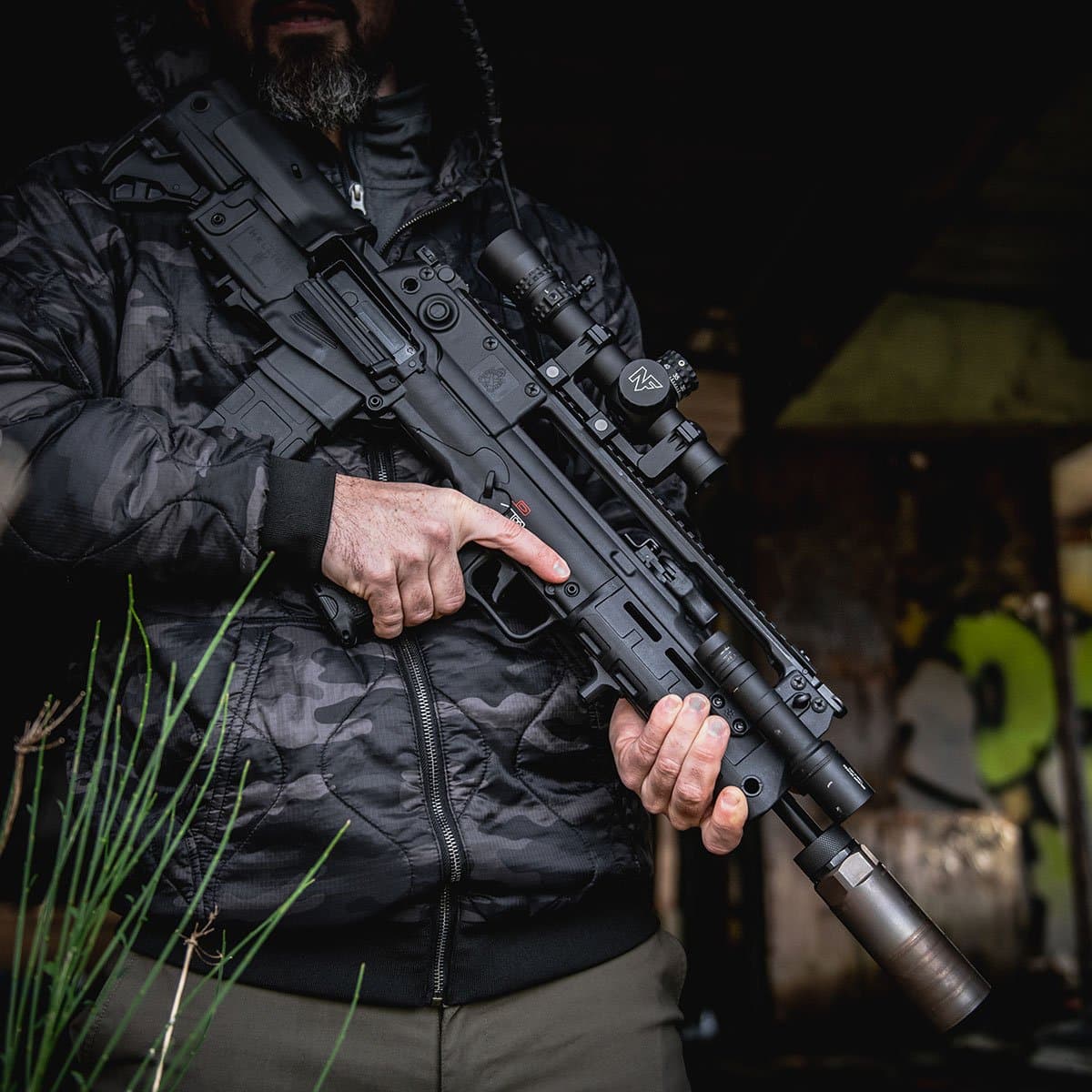 Atirador usa um fuzil Springfield Armory Hellion apoiado em bancada.