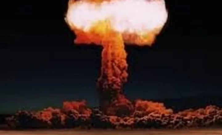 Explosão nuclear forma uma nuvem em formato de cogumelo.