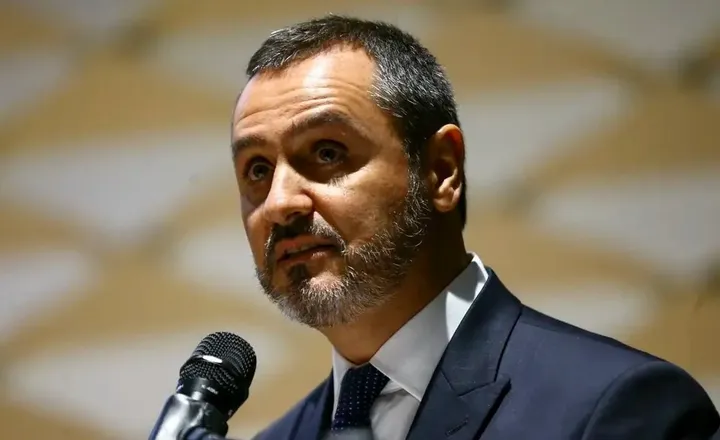 Diretor da Polícia Federal fala ao microfone em evento.
