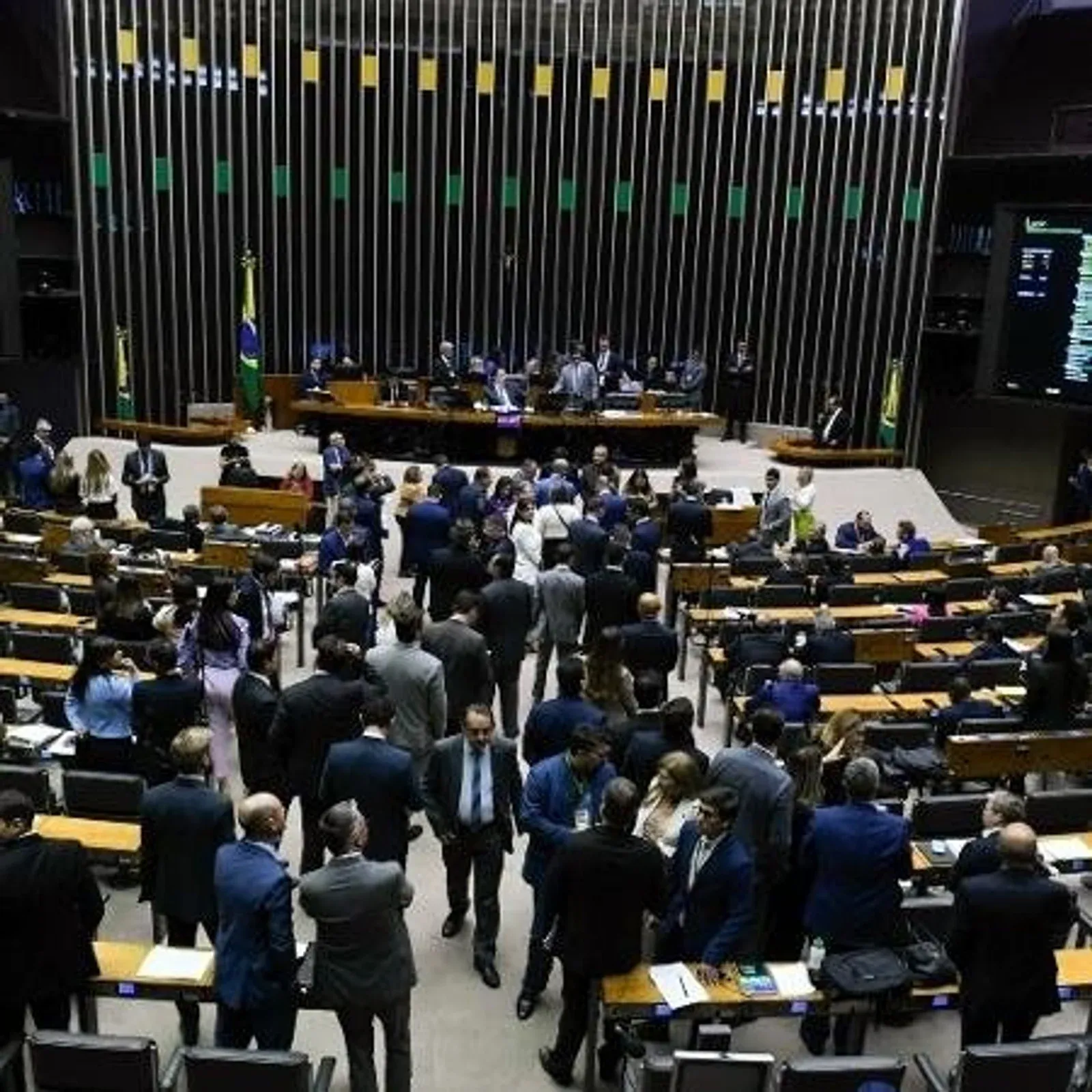Sessão movimentada no plenário da Câmara dos Deputados.