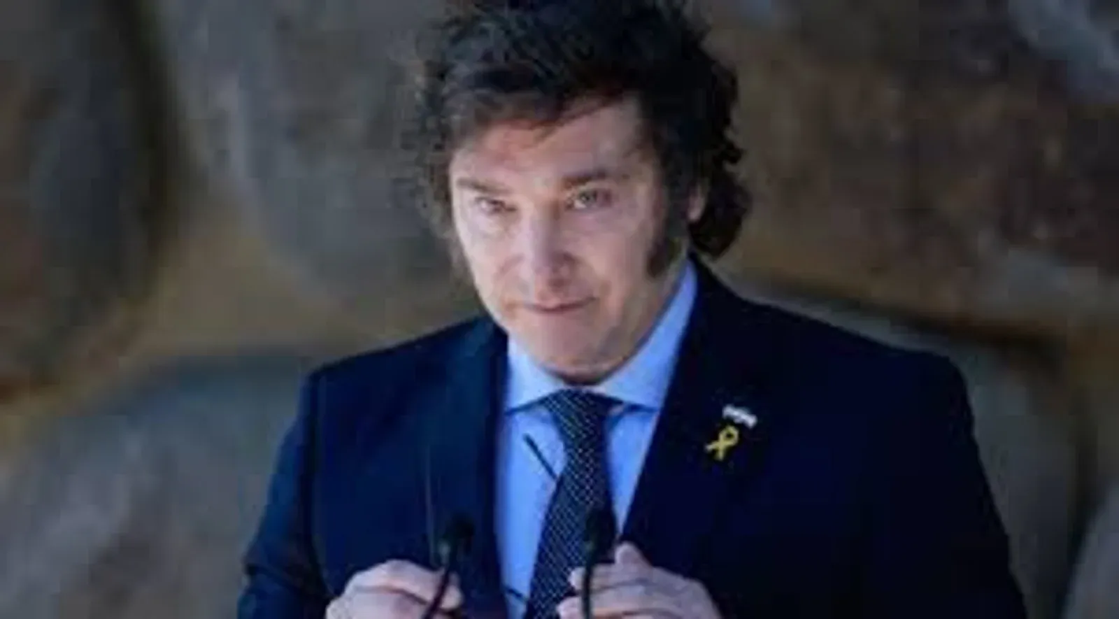 Javier Milei fala durante uma reunião.