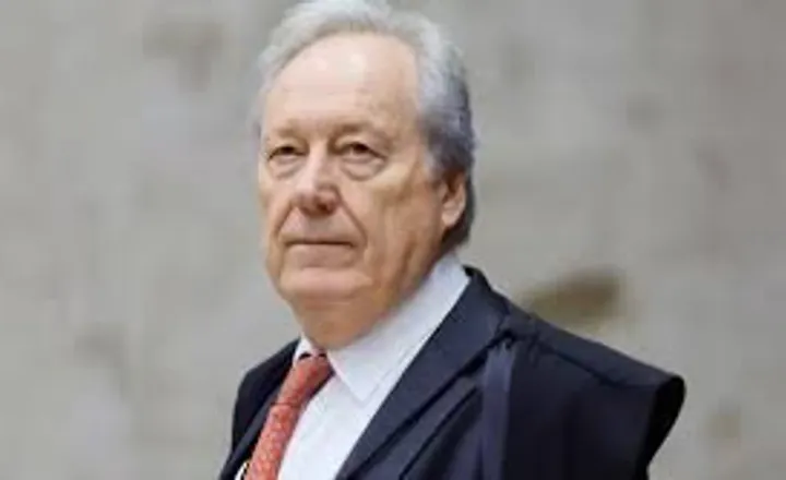 Retrato de ministro do Supremo Tribunal Federal em ambiente institucional.
