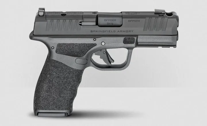 Pistola Springfield Armory Hellcat Pro Comp vista de perfil sobre fundo branco.