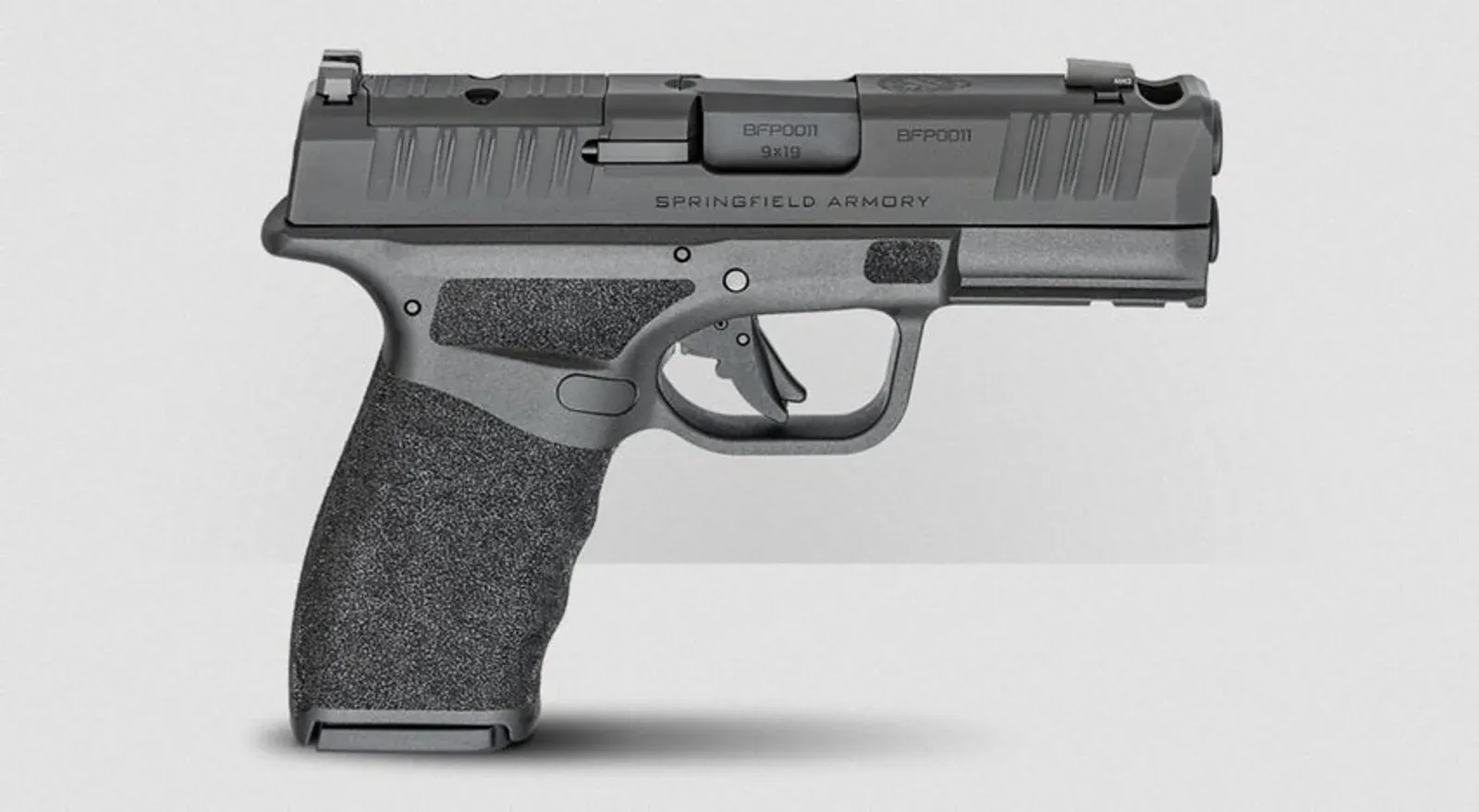 Pistola Springfield Armory Hellcat Pro Comp vista de perfil sobre fundo branco.