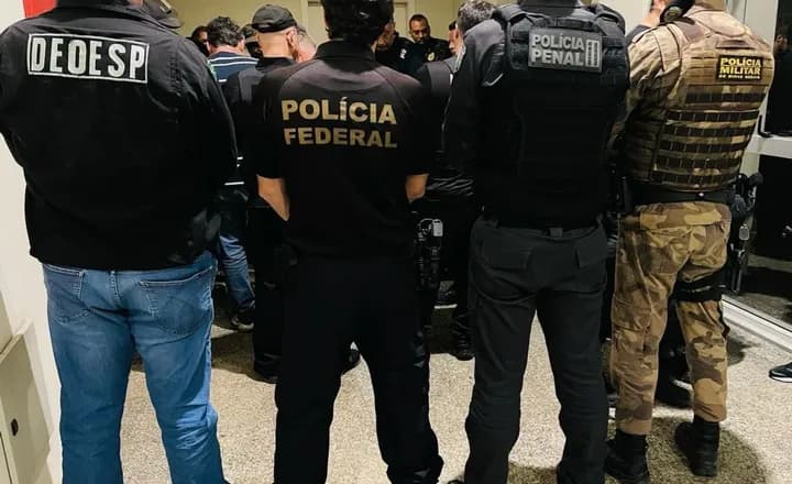 Agentes da Polícia Federal e de outras forças reunidos em uma operação.
