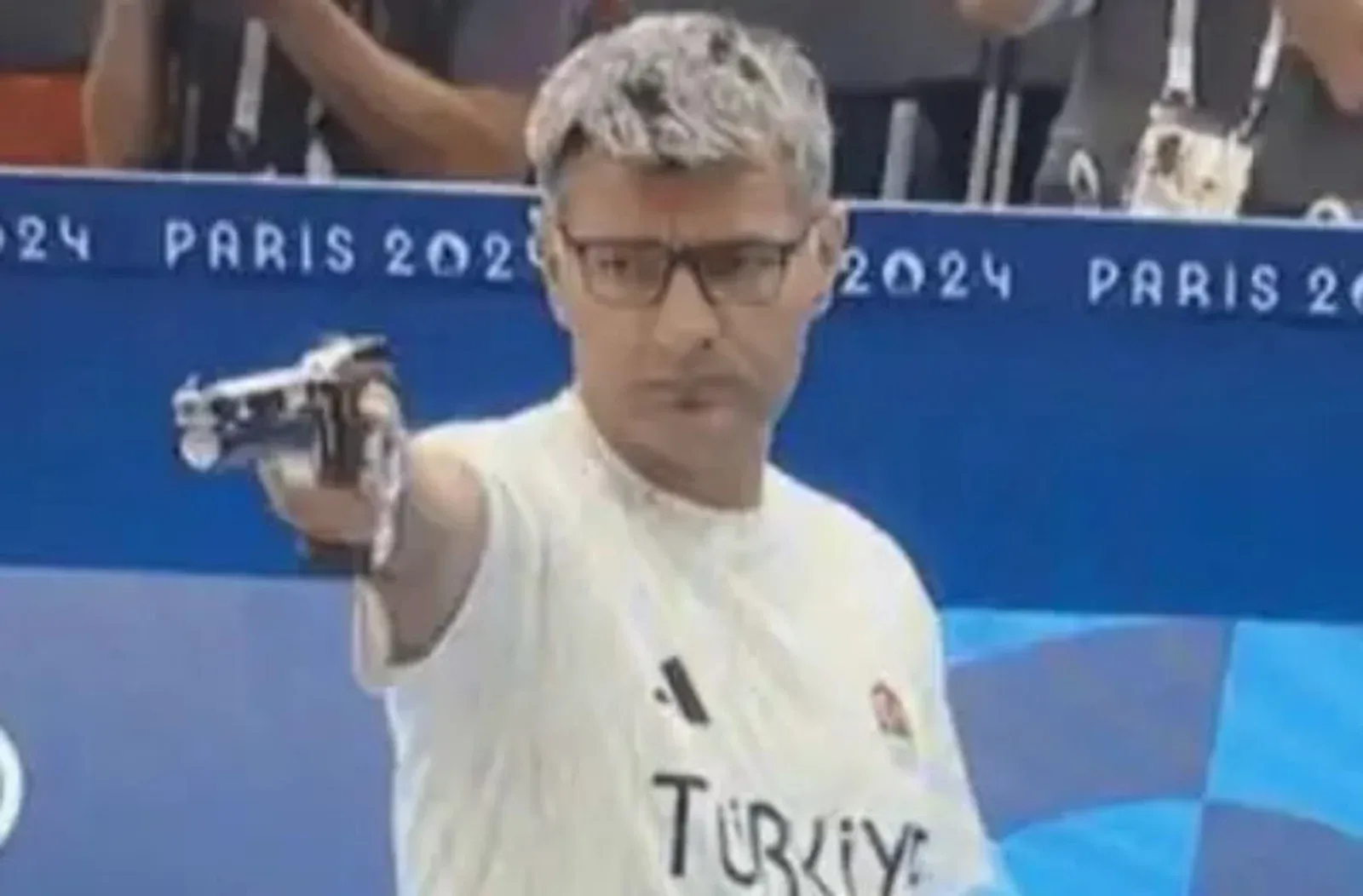 Atirador turco Yusuf Dikeç compete com uma pistola em Paris 2024.