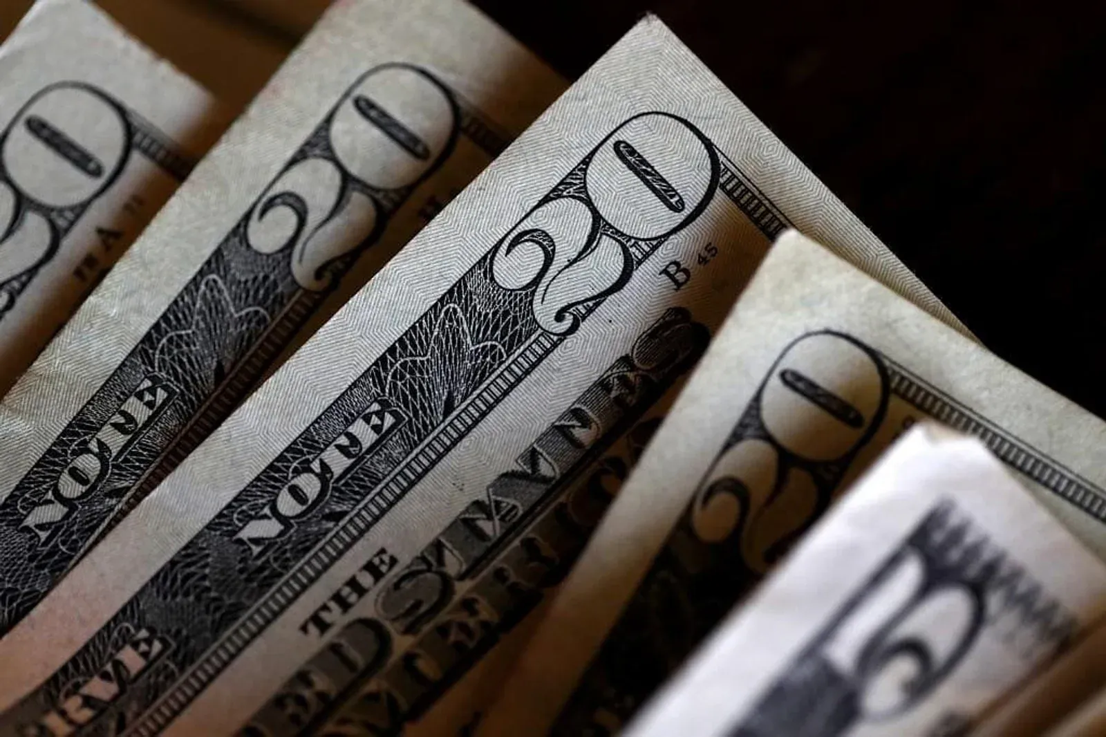 Cédulas de dólar americano vistas em close.