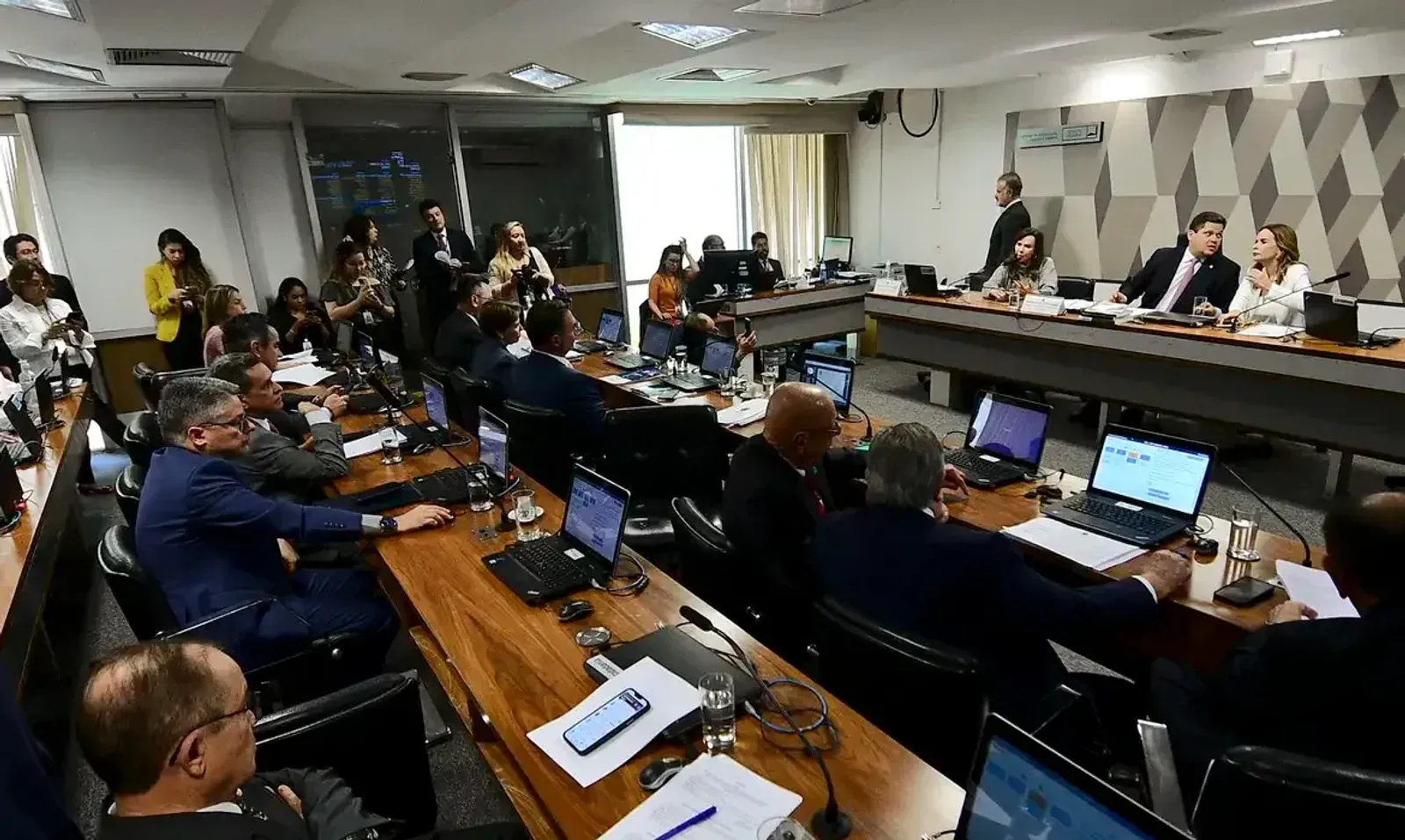 Senadores participam de reunião da Comissão de Constituição e Justiça.