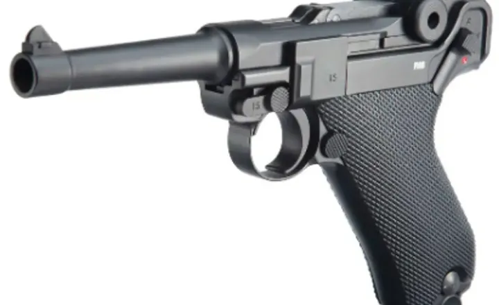 Pistola de CO2 Luger P08 vista de perfil sobre fundo branco.