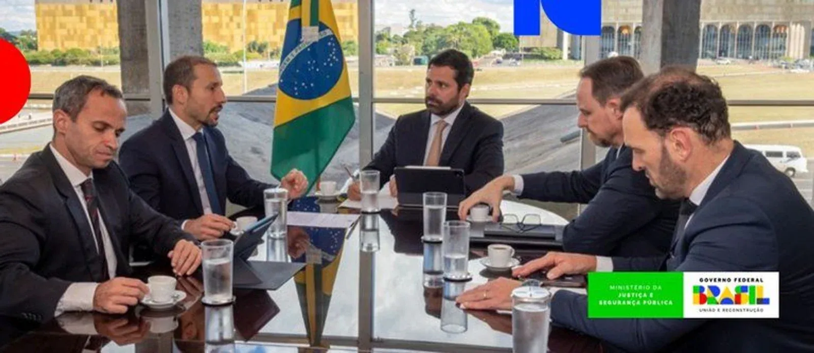Representantes do Ministério da Justiça e da Polícia Federal em reunião institucional.
