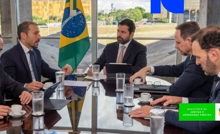 Representantes do Ministério da Justiça e da Polícia Federal em reunião institucional.