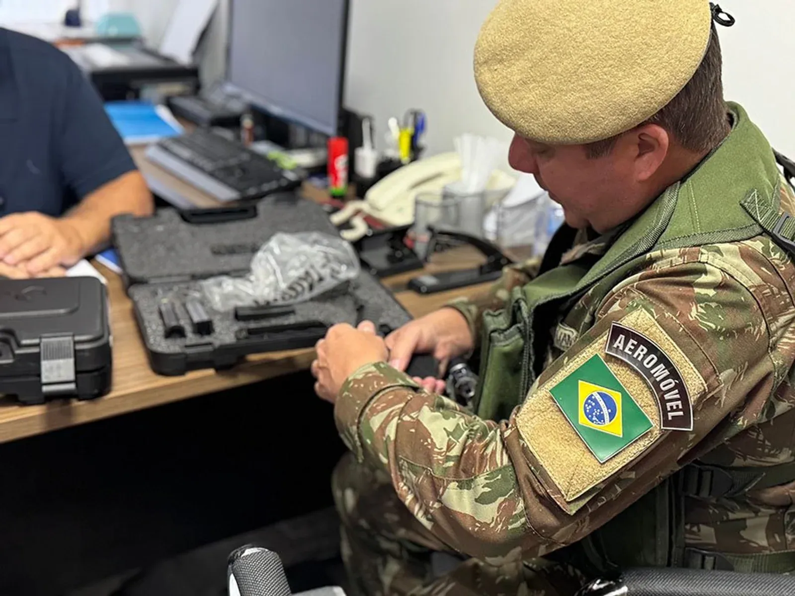 Militar do Exército confere equipamento durante fiscalização.