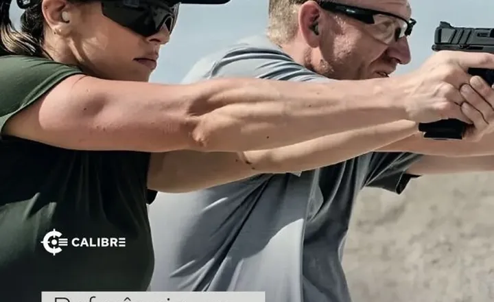 Atiradores praticam com pistolas em arte promocional da Calibre Supercopa.