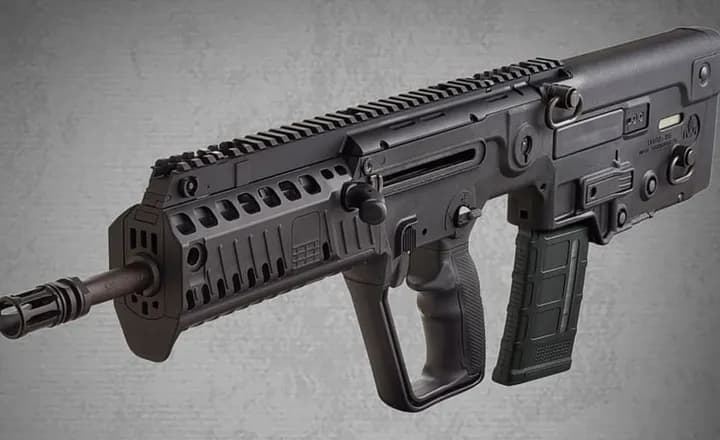 Fuzil bullpup IWI Tavor X95 visto de perfil sobre fundo cinza.