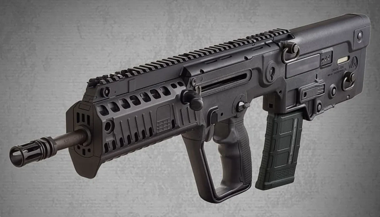 Fuzil bullpup IWI Tavor X95 visto de perfil sobre fundo cinza.
