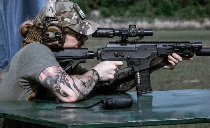 Atirador usa fuzil IWI Galil ACE equipado com mira e silenciador.